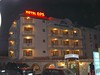 Pohled na hotel v noci